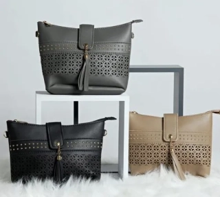 Dámská crossbody kabelka zdobená vyřezávaným vzorem a cvočky