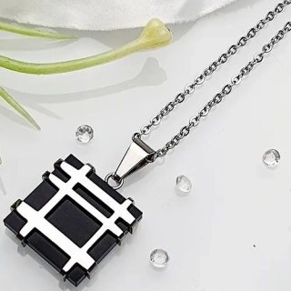 Dámský ocelový řetízek s černým kamenem