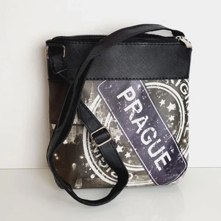 Crossbody kabelka s motivem razítka Prague a černou zadní stranou