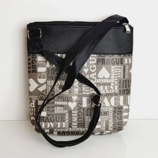 Crossbody kabelka s motivem nápisů Prague a černou zadní stranou