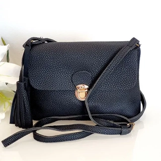 Dámská crossbody kabelka se střapcem - černá