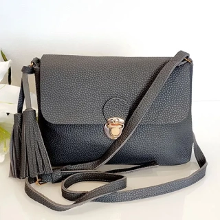 Dámská crossbody kabelka se střapcem - šedá