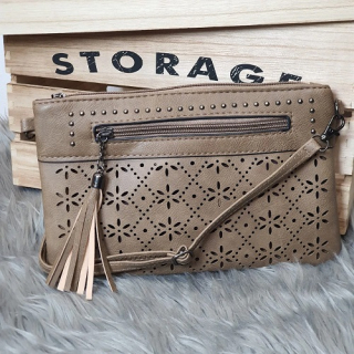 Dámská crossbody kabelka s vyřezávaným efektem - hnědá