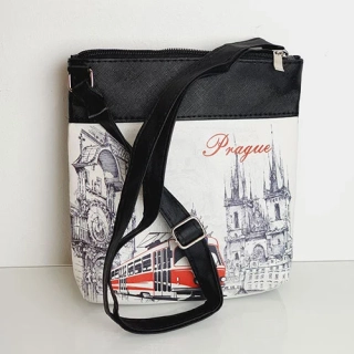 Crossbody kabelka s motivem tramvaje v Praze a černou zadní stranou